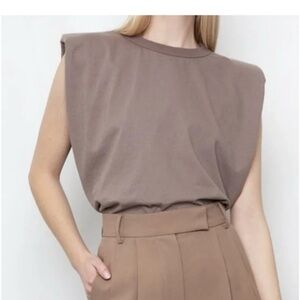 The Frankie Shop Eva Padded Shoulder Muscle T-shirt in Mocha Brown Size Small